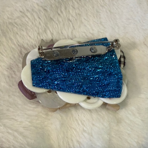 Cat Button Brooch - Picture 2 of 5